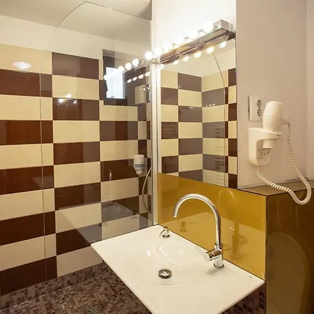 Q Apartman *